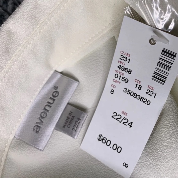 3/$30 NWT Avenue Size
22/24 Button Up Blouse 3/4
Pleated Kimono Style Sleeve - Picture 15 of 16